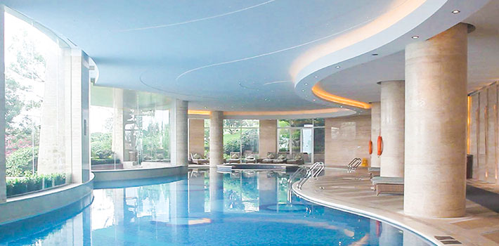 什么樣的泳池設(shè)備才能滿足游泳池常年恒溫？